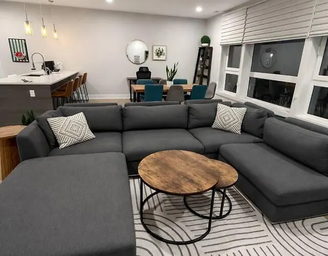 The Spot Eclectic • Modern • Sleeps 6 Chicago