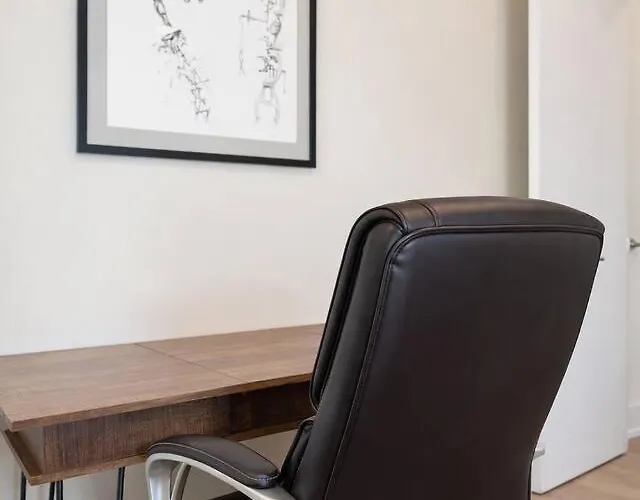 The Spot Eclectic • Modern • Sleeps 6 Apartment