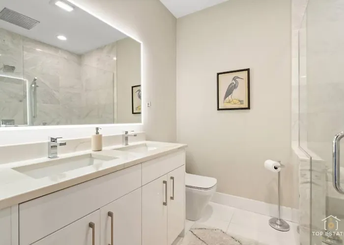 The Spot Eclectic • Modern • Sleeps 6