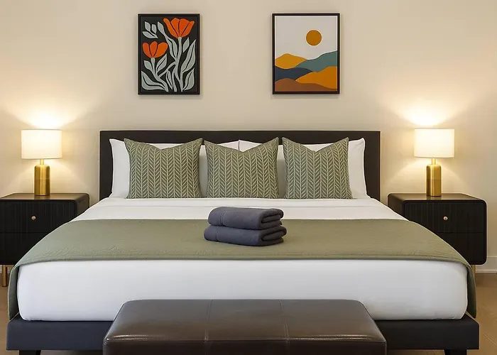 The Spot Eclectic • Modern • Sleeps 6 Apartment *