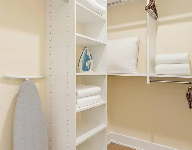 Apartment The Spot Eclectic • Modern • Sleeps 6 Chicago