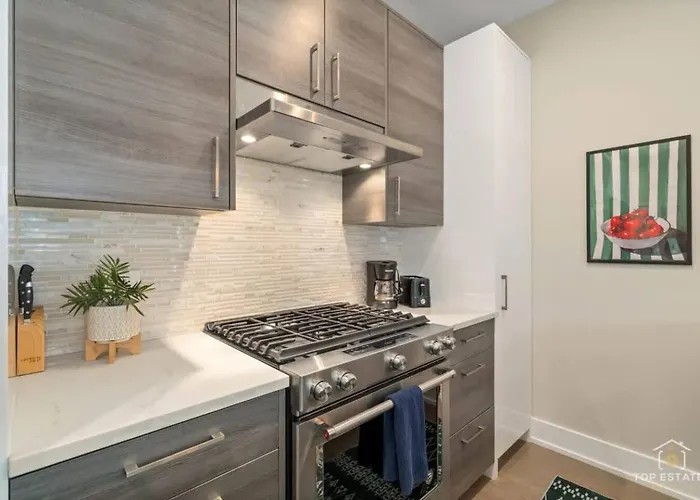 The Spot Eclectic • Modern • Sleeps 6 Apartment Chicago