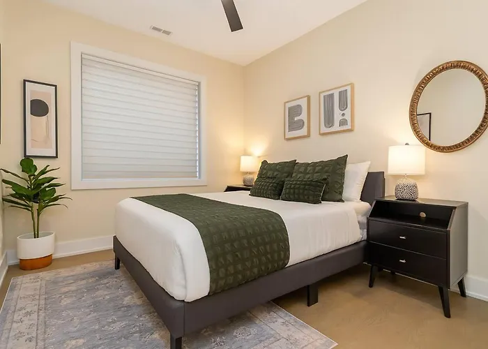 The Spot Eclectic • Modern • Sleeps 6 Chicago
