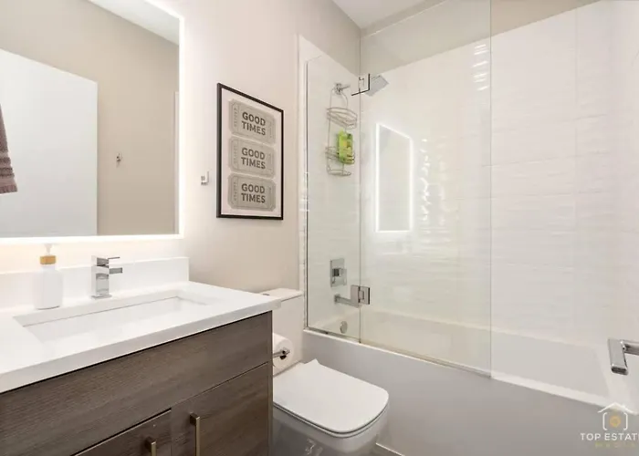 The Spot Eclectic • Modern • Sleeps 6 Apartment Chicago