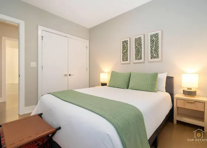 The Spot Eclectic • Modern • Sleeps 6 * Chicago