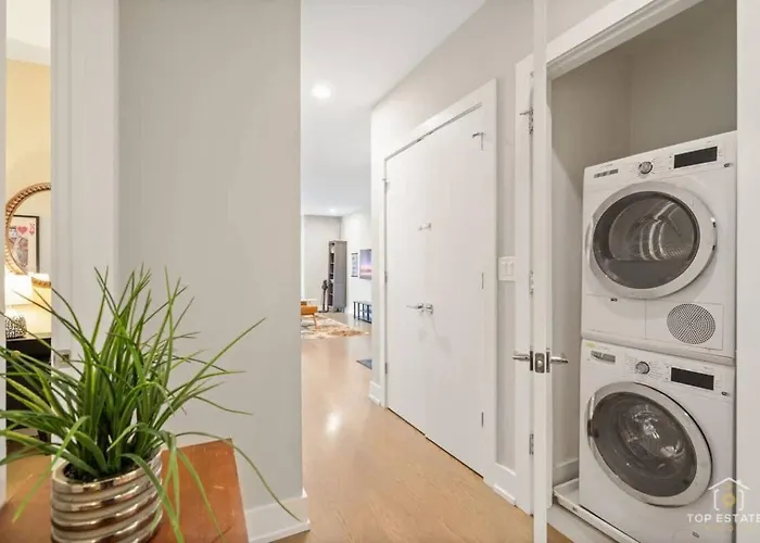The Spot Eclectic • Modern • Sleeps 6 Apartment