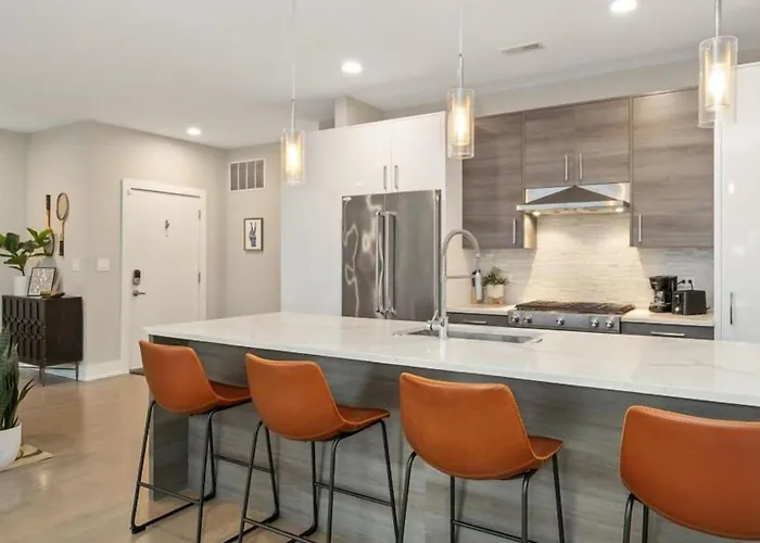 The Spot Eclectic • Modern • Sleeps 6 Apartment Chicago