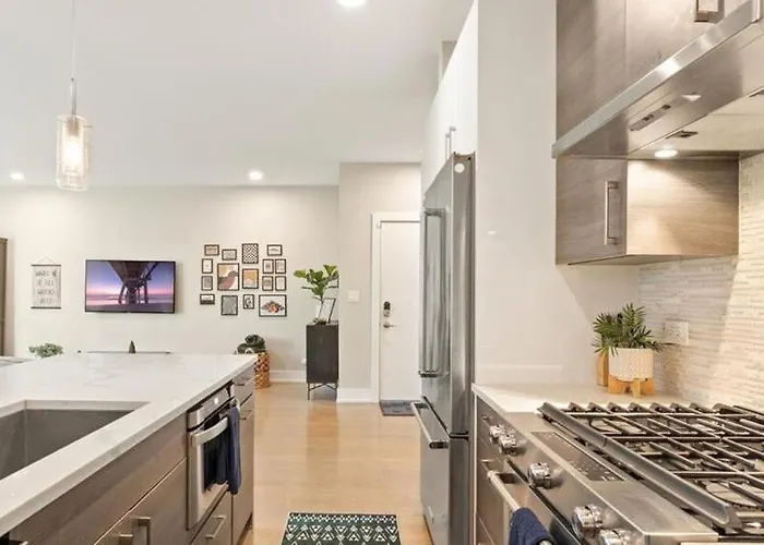 The Spot Eclectic • Modern • Sleeps 6 Apartment Chicago