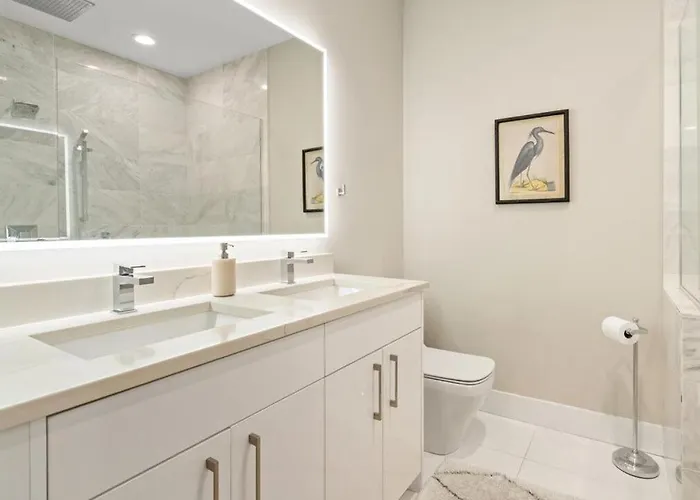 The Spot Eclectic • Modern • Sleeps 6 * Chicago