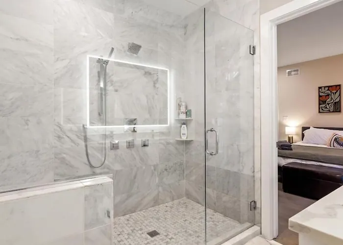 The Spot Eclectic • Modern • Sleeps 6 Apartment Chicago