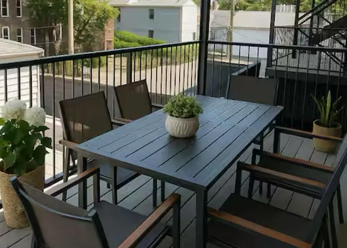 The Spot Eclectic • Modern • Sleeps 6